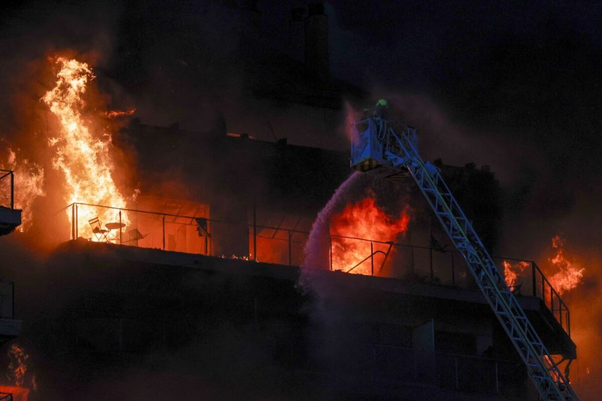 Los bomberos intentan rescatar a vecinos atrapados por el fuego desde los balcones  / MANUEL BRUQUE