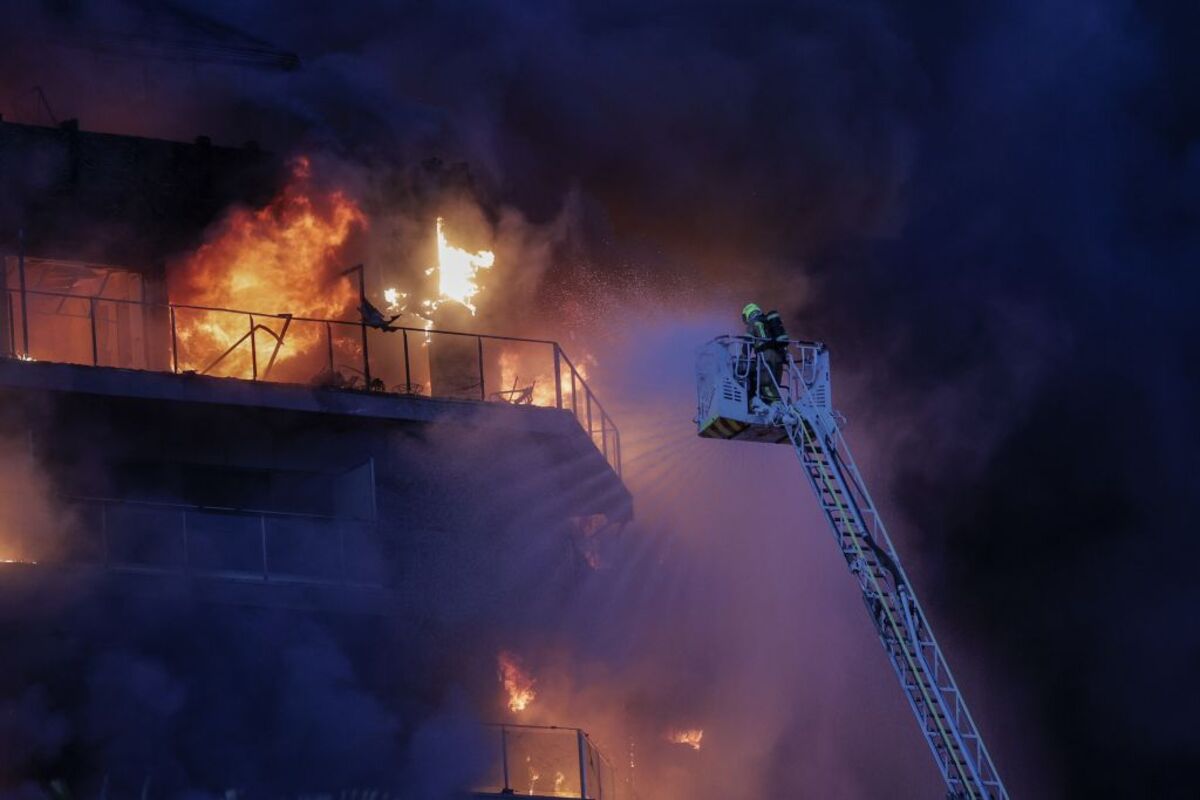 Los bomberos intentan rescatar a vecinos atrapados por el fuego desde los balcones  / MANUEL BRUQUE