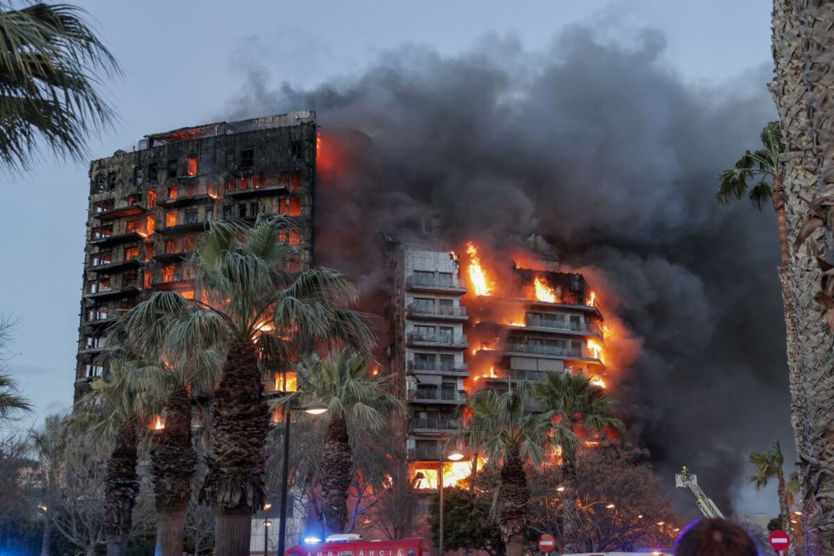 Los bomberos intentan rescatar a vecinos atrapados por el fuego desde los balcones  / MANUEL BRUQUE