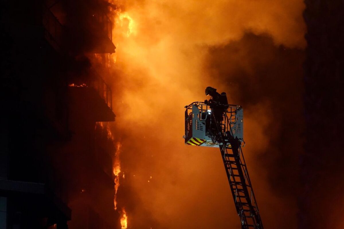 Un incendio de grandes proporciones quema un edificio de 14 pisos en el barrio de Campanar (Valencia)  / EDUARDO MANZANA