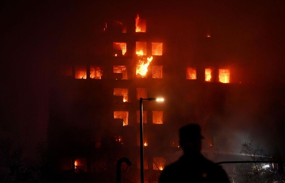 Un incendio de grandes proporciones quema un edificio de 14 pisos en el barrio de Campanar (Valencia)  / EDUARDO MANZANA