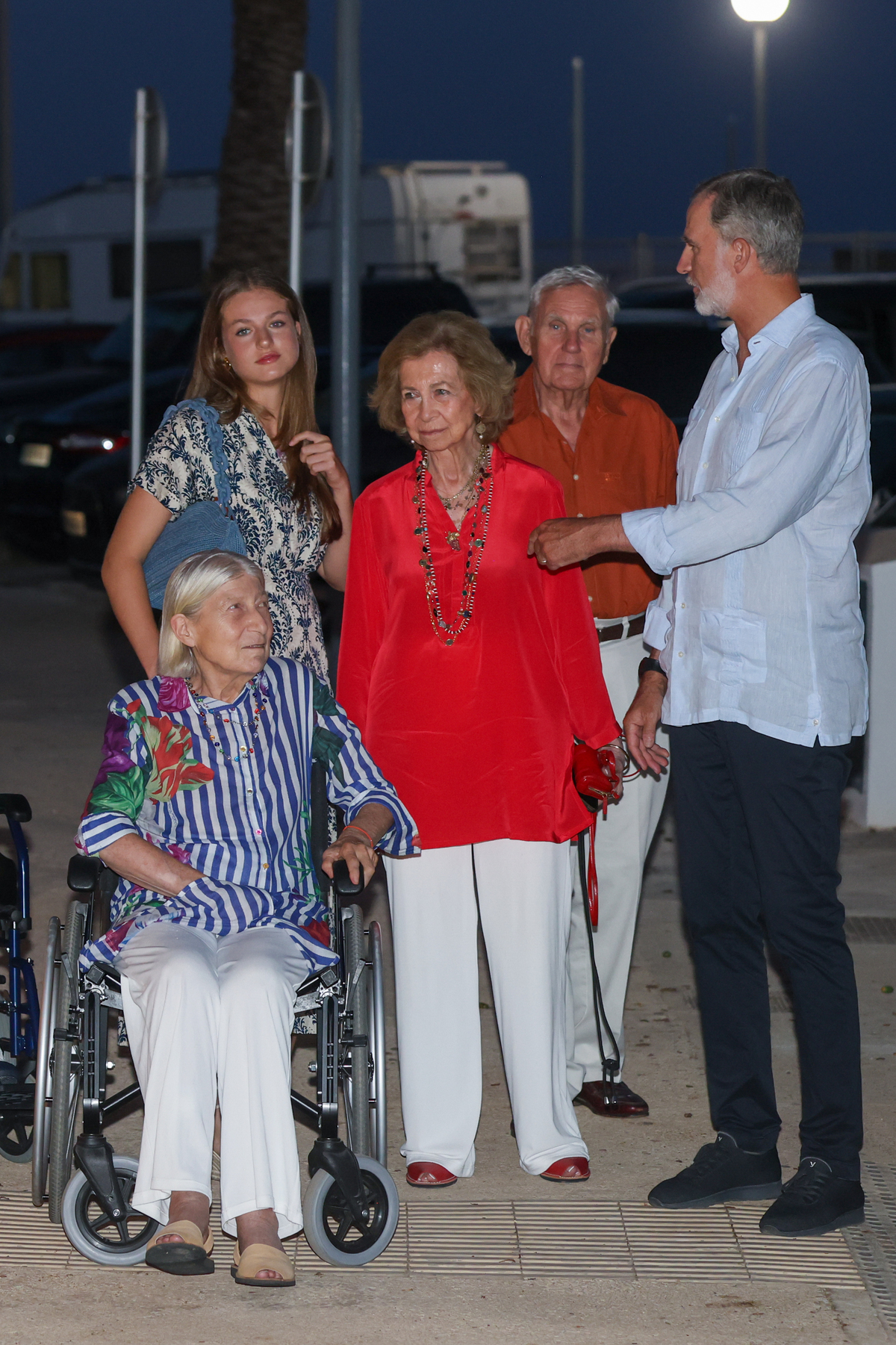 La Familia Real disfruta de una distendida cena durante sus vacaciones en Mallorca  / RAÚL TERREL