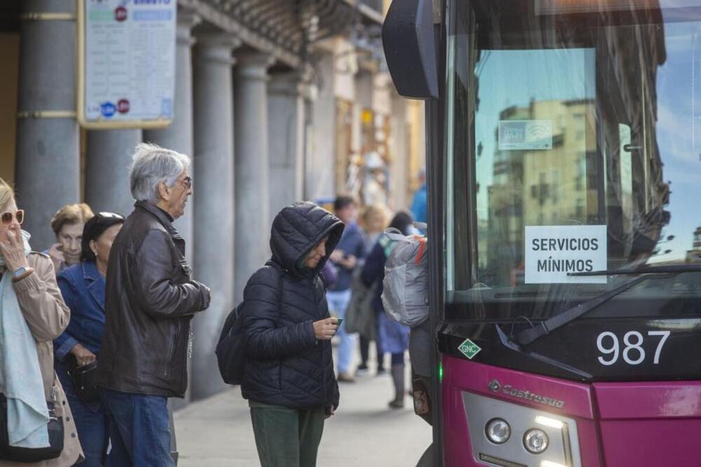 Cien por cien de seguimiento de la huelga de autobuses