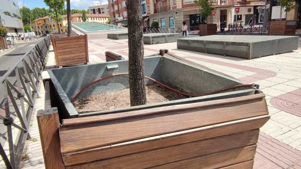 El mobiliario urbano de avenida de Toledo exige una reforma