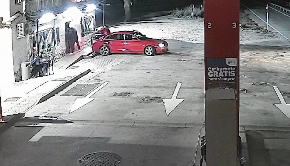 Captura de imagen de uno de los atracos perpetrados por el grupo criminal en una gasolinera.