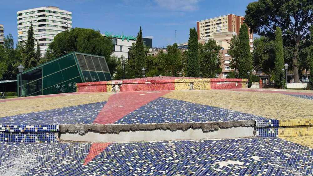 Lavado de cara en las fuentes de plaza de España y La Alameda