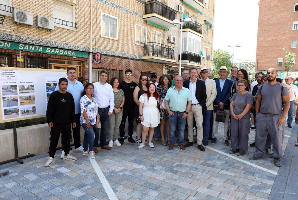 El alcalde y varios concejales posan con los alumnos de la Escuela Taller