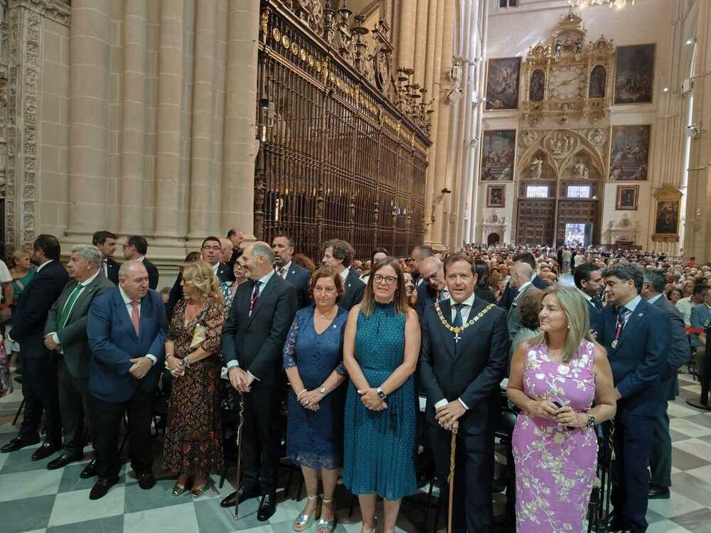 Toledanos y visitantes bebiendo de los botijos y Misa Pontifica.