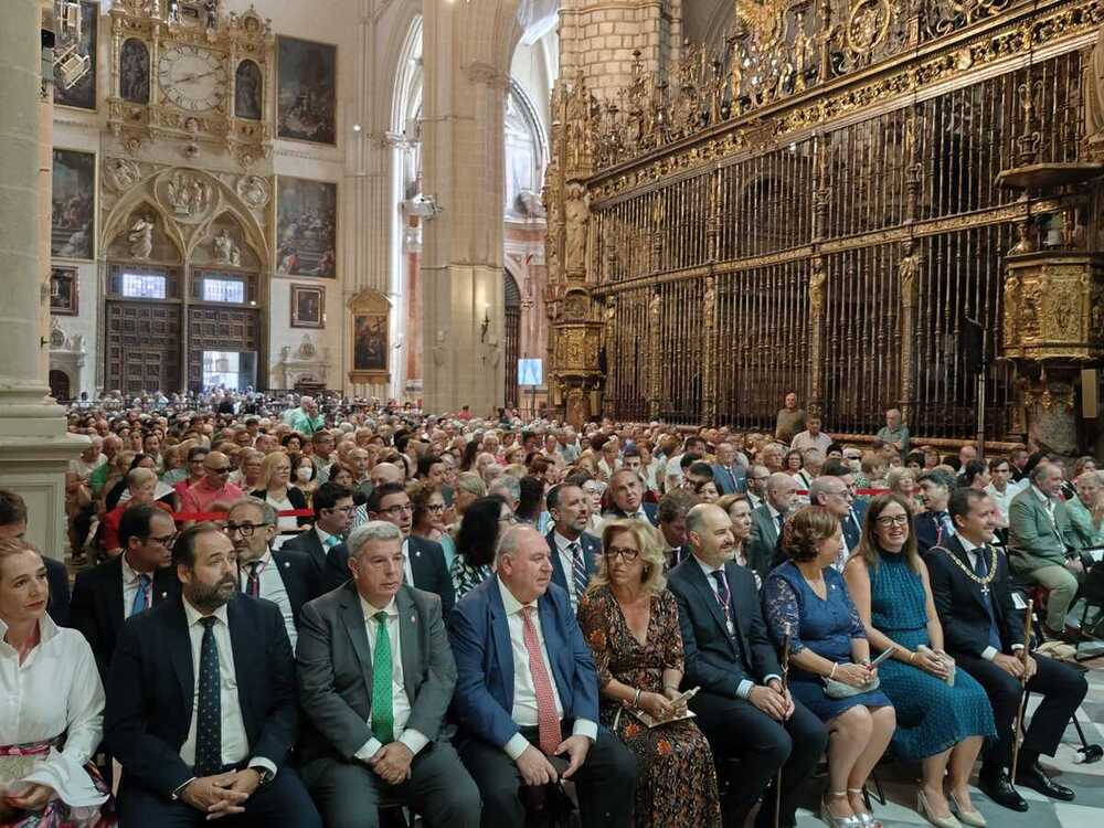 Toledanos y visitantes bebiendo de los botijos y Misa Pontifica.