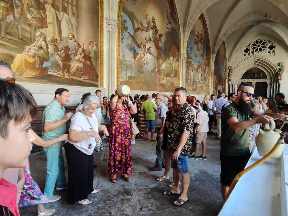 Toledanos y visitantes bebiendo de los botijos y Misa Pontifica.