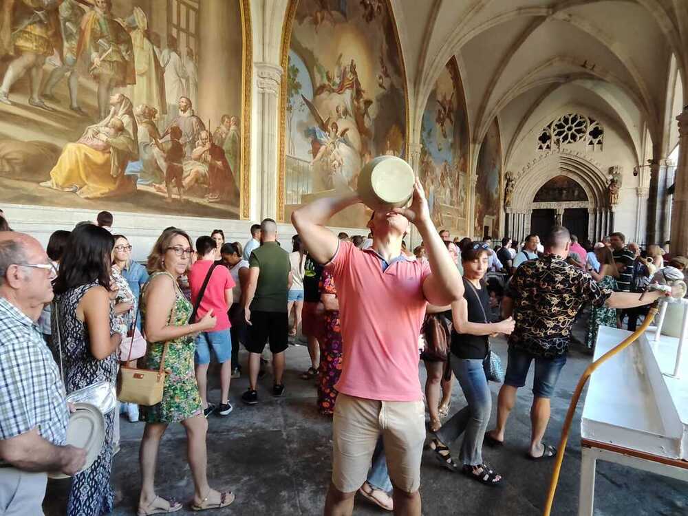 Toledanos y visitantes bebiendo de los botijos y Misa Pontifica.