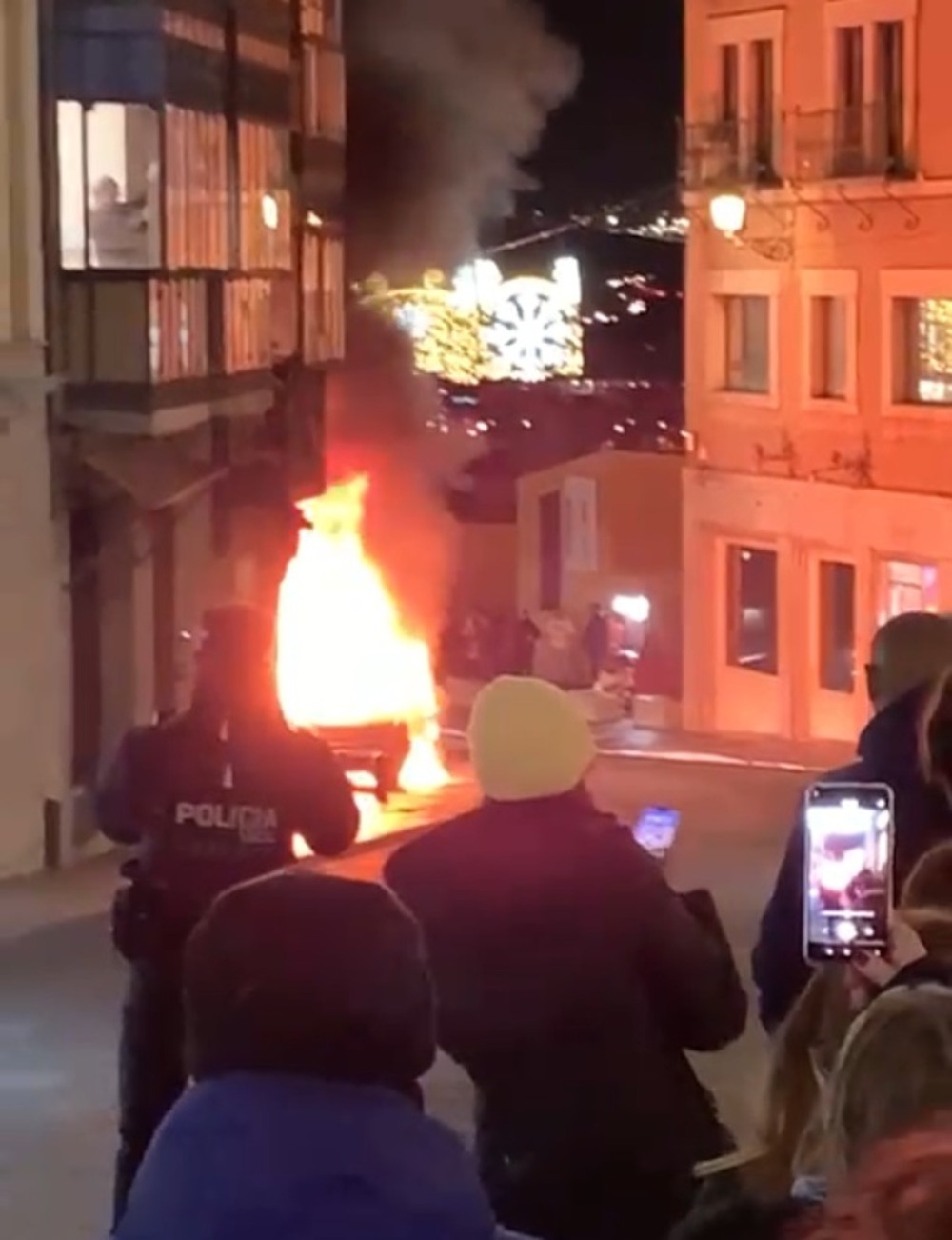 Arde en llamas un coche en la cuesta del Miradero