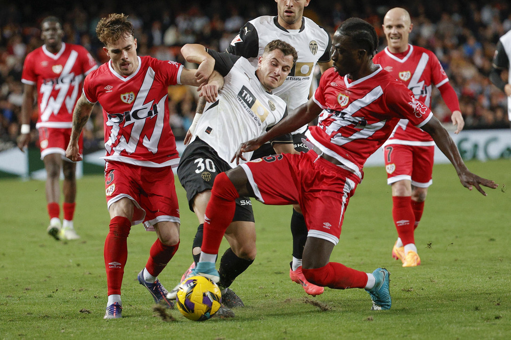 El Rayo acaba con el Valencia y dinamita Mestalla