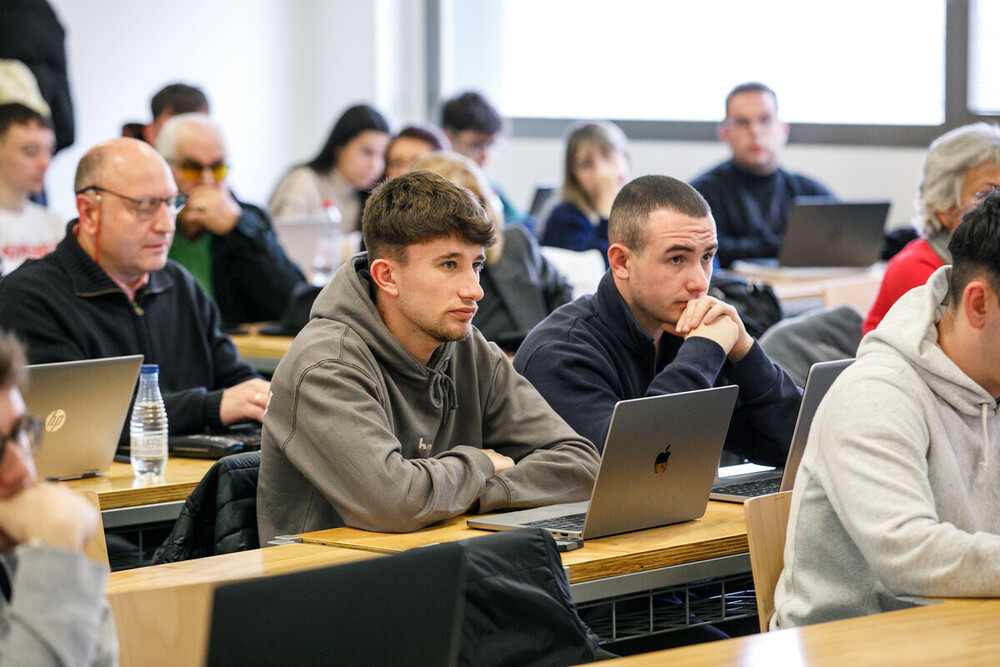 El presidente autonómico, Emiliano García-Page, mantuvo en Cuenca, un encuentro con alumnos y alumnas de la Facultad de Comunicación de la UCLM.