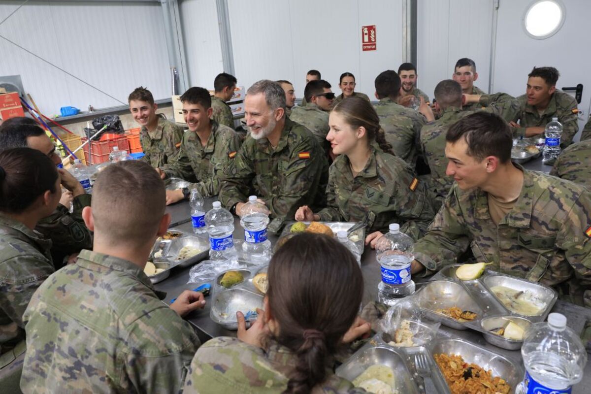 El rey Felipe VI visita a los alumnos de la Academia General Militar durante las maniobras en el Centro Nacional de Adiestramiento de San Gregorio  / FRANCISCO GÓMEZ/CASA DE S.M. EL REY