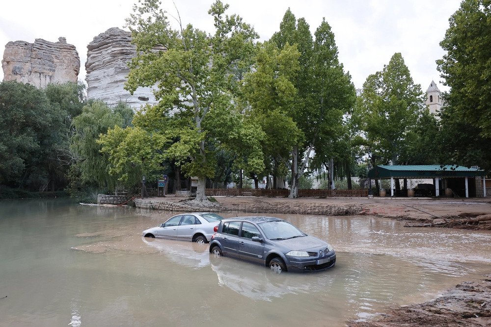 Una riada arrastra 15 coches en Alcalá del Júcar