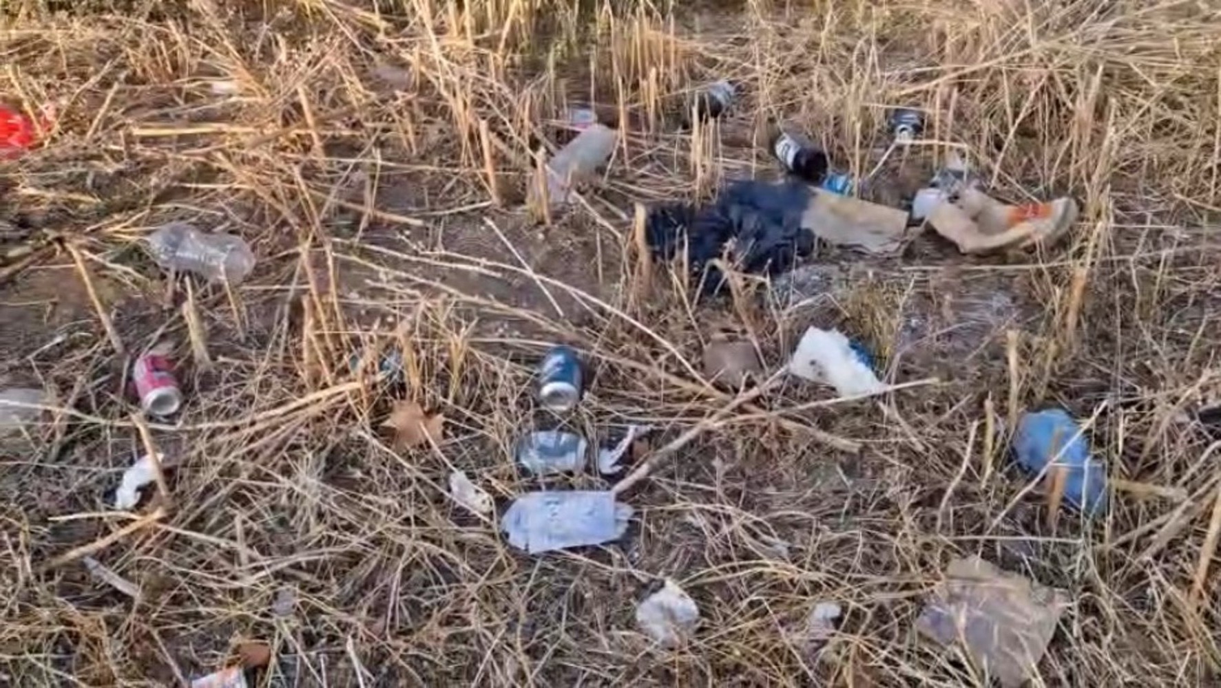 Vuelven a denunciar la basura a la puerta del cementerio