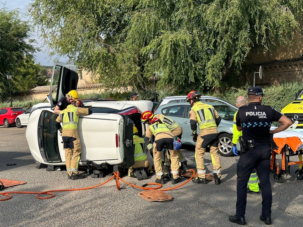 Un coche vuelca tras una colisión en el stop de la Cava