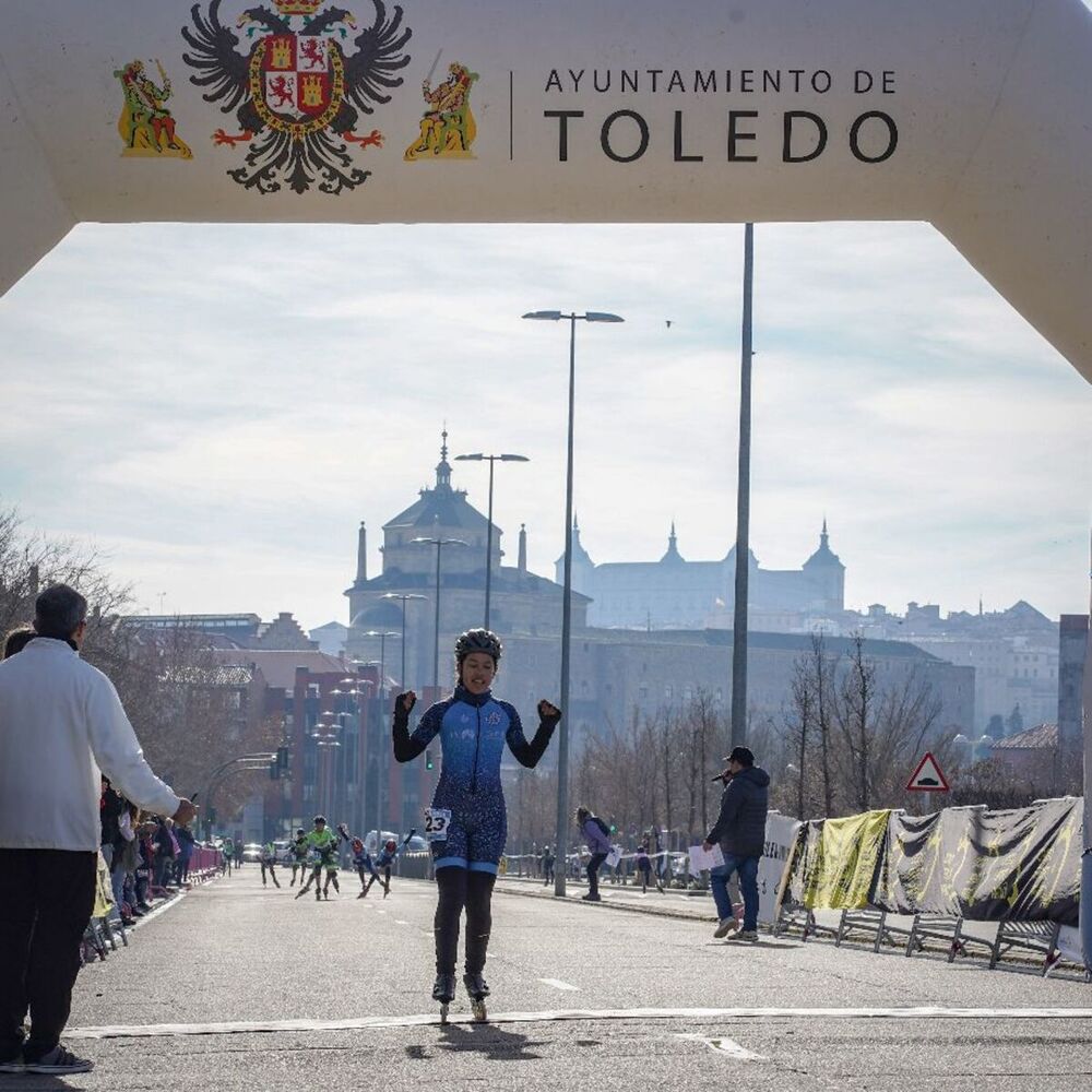 Mariana Valencia entra en meta como ganadora de su categoría del Tres Culturas Roller.