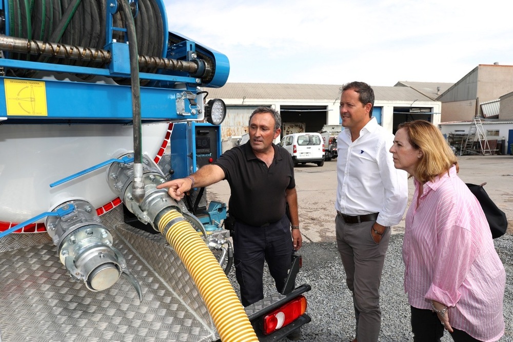 El alcalde presenta un nuevo vehículo para evitar inundaciones