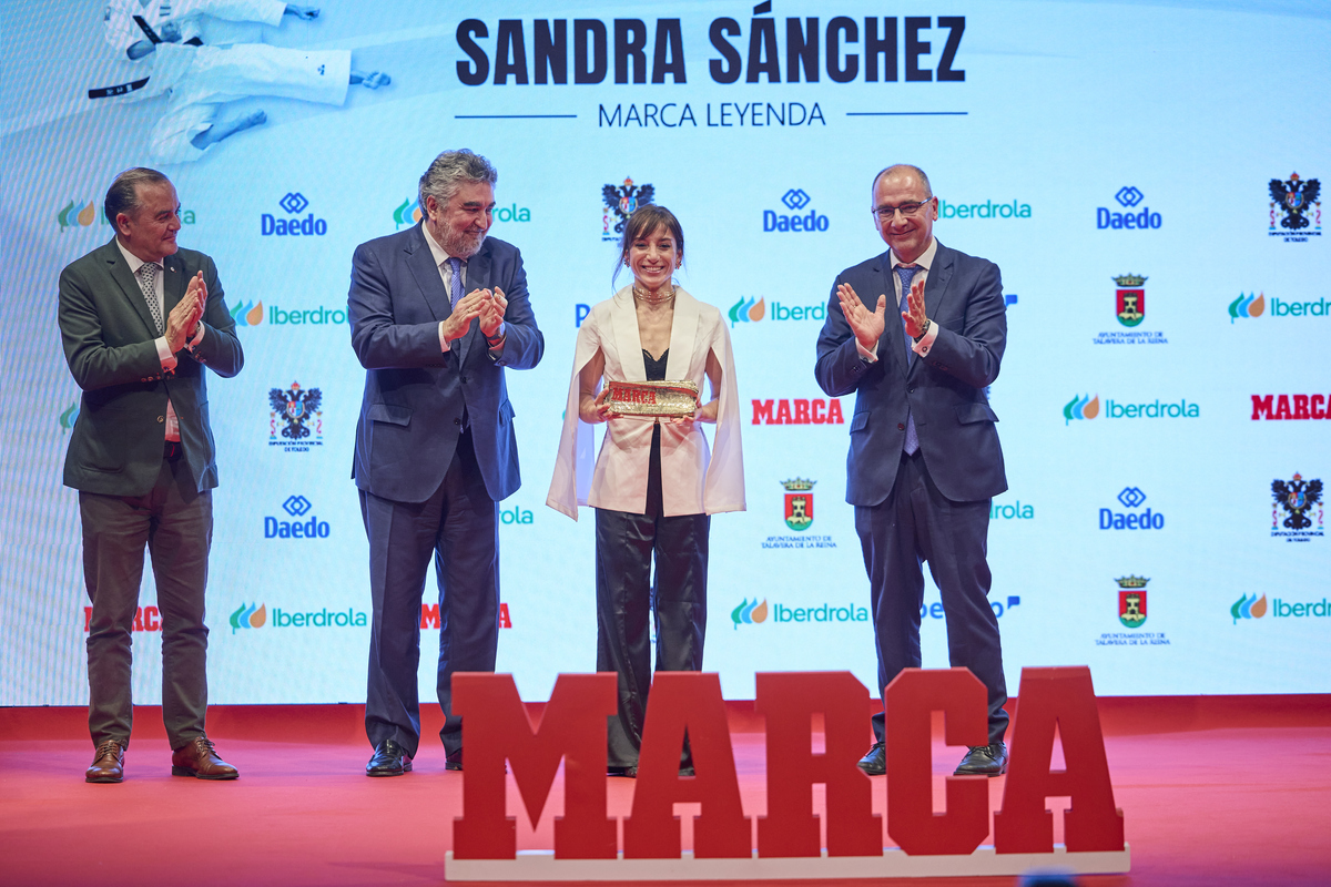 Momento de la entrega del Marca Leyenda a Sandra Sánchez.  / MANU REINO