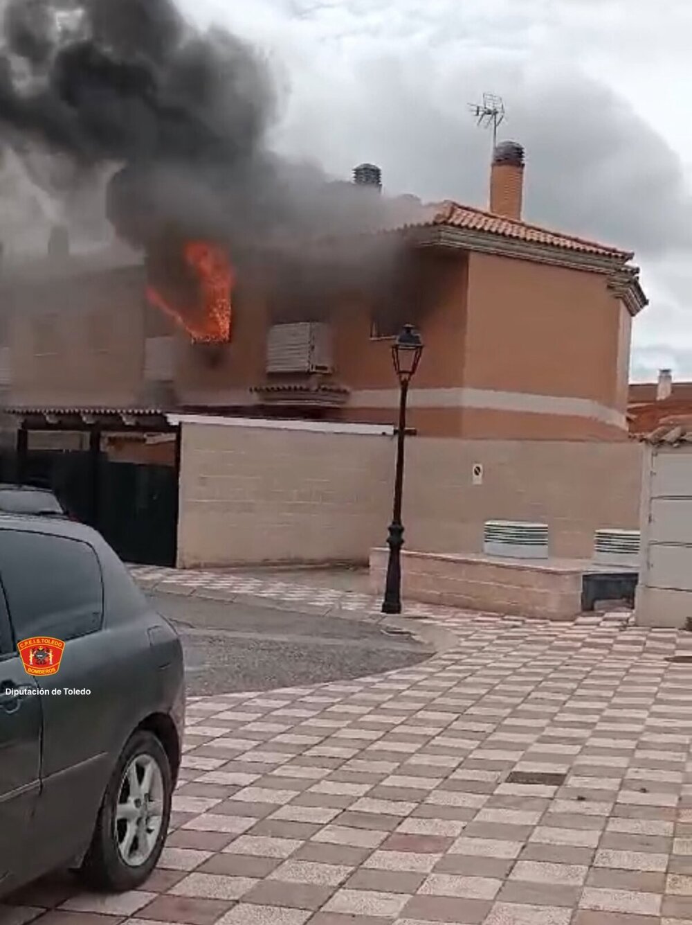 Ingresada una mujer tras el incendio de una vivienda en Chueca