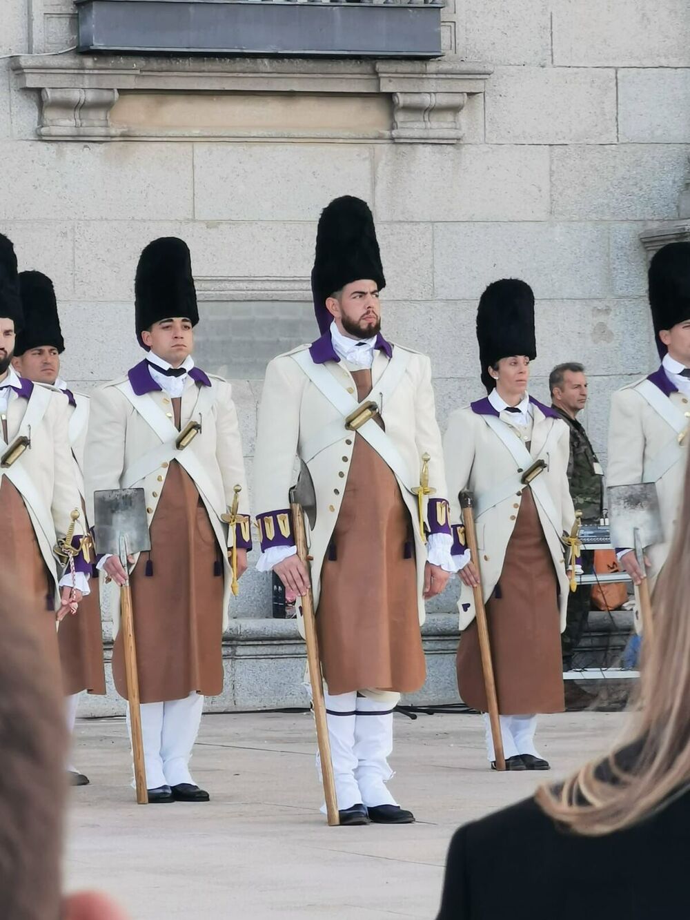 El izado de la bandera tuvo representación del ayuntamiento