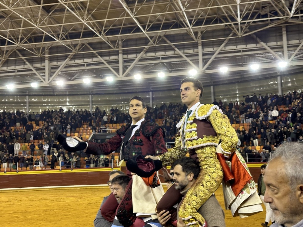 Manzanares y Fernando Adrián abandonaron el coso en hombros