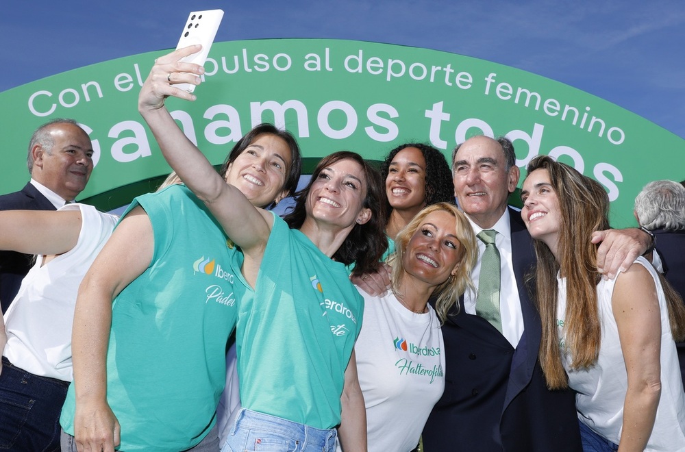 El presidente de Iberdrola con embajadoras de la compañía.