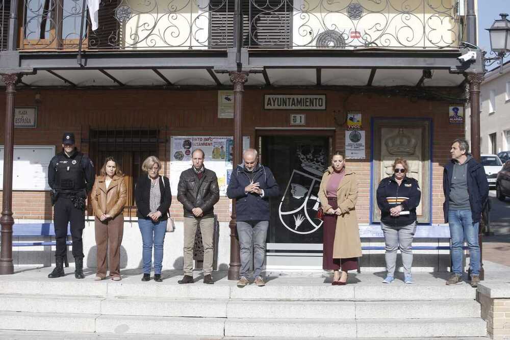 El alcalde de Pantoja (5i), hoy en el minuto de silencio convocado por el Ayuntamiento.