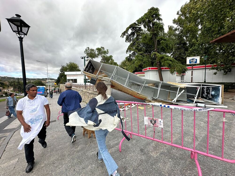 El arco de entrada a Farcama derribado por el viento.