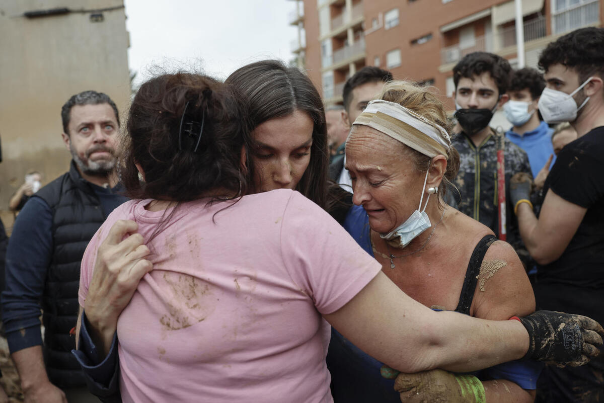 Insultos y lanzamiento de barro a la comitiva de los reyes al llegar al centro de Paiporta  / ANA ESCOBAR