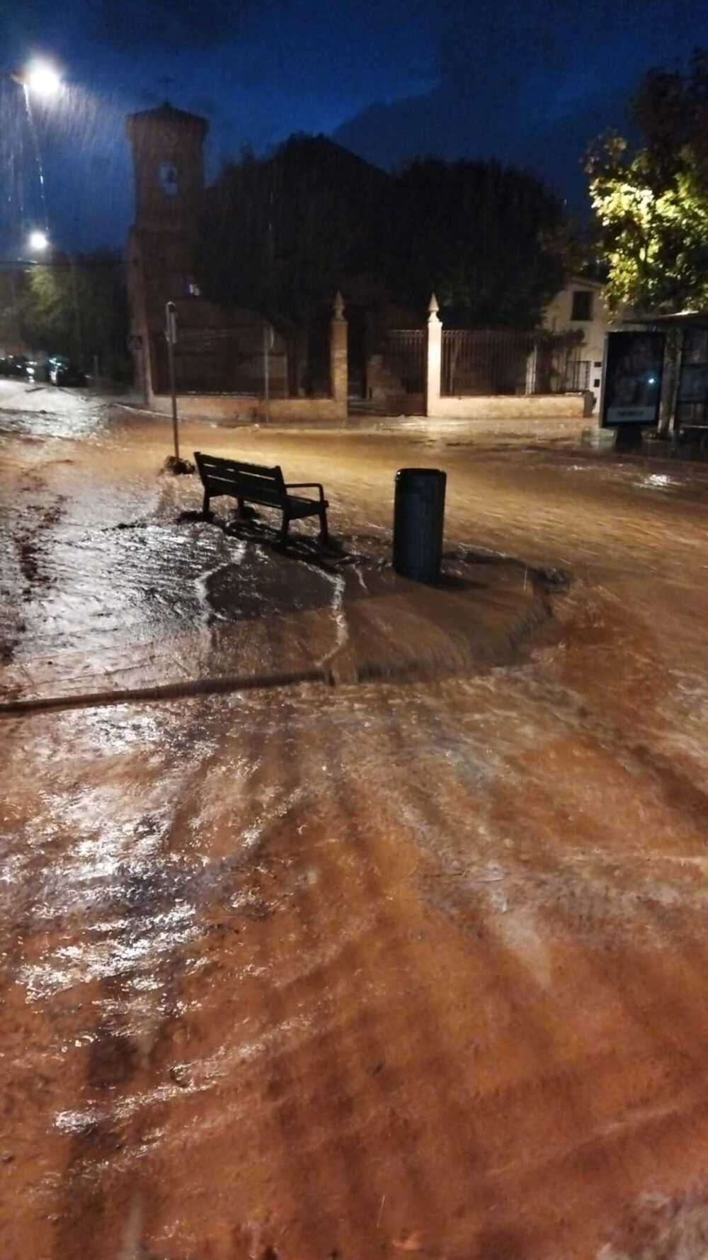 La lluvia corta el tráfico en avda Europa e inunda Azucaica