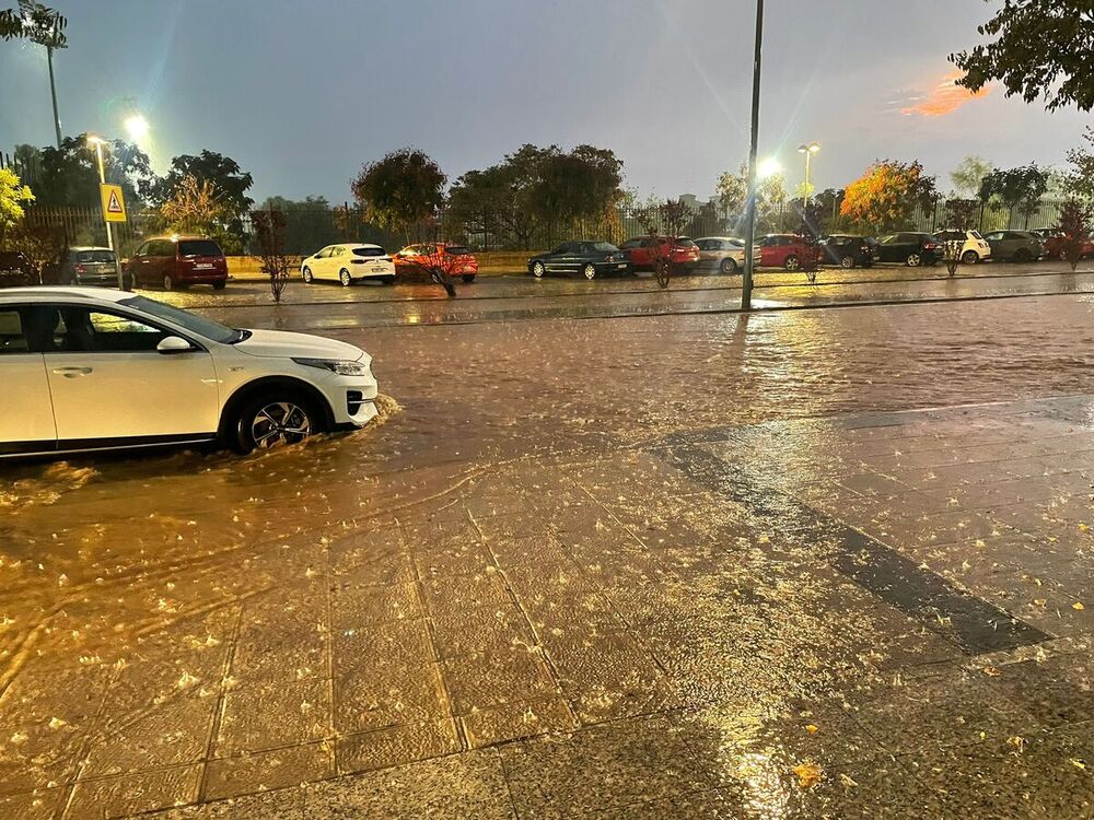 La lluvia corta el tráfico en avda Europa e inunda Azucaica