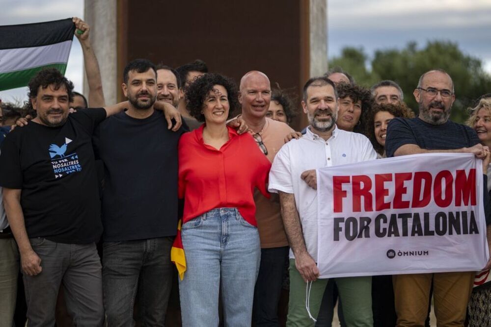 La secretaria general de ERC, Marta Rovira; el diputado de ERC en el Parlament de Catalunya Ruben Wagensberg; el vicepresidente de Òmnium Cultural, Oleguer Serra; el periodista de 'La Directa' Jesús Rodríguez y el activista Josep Campmajó