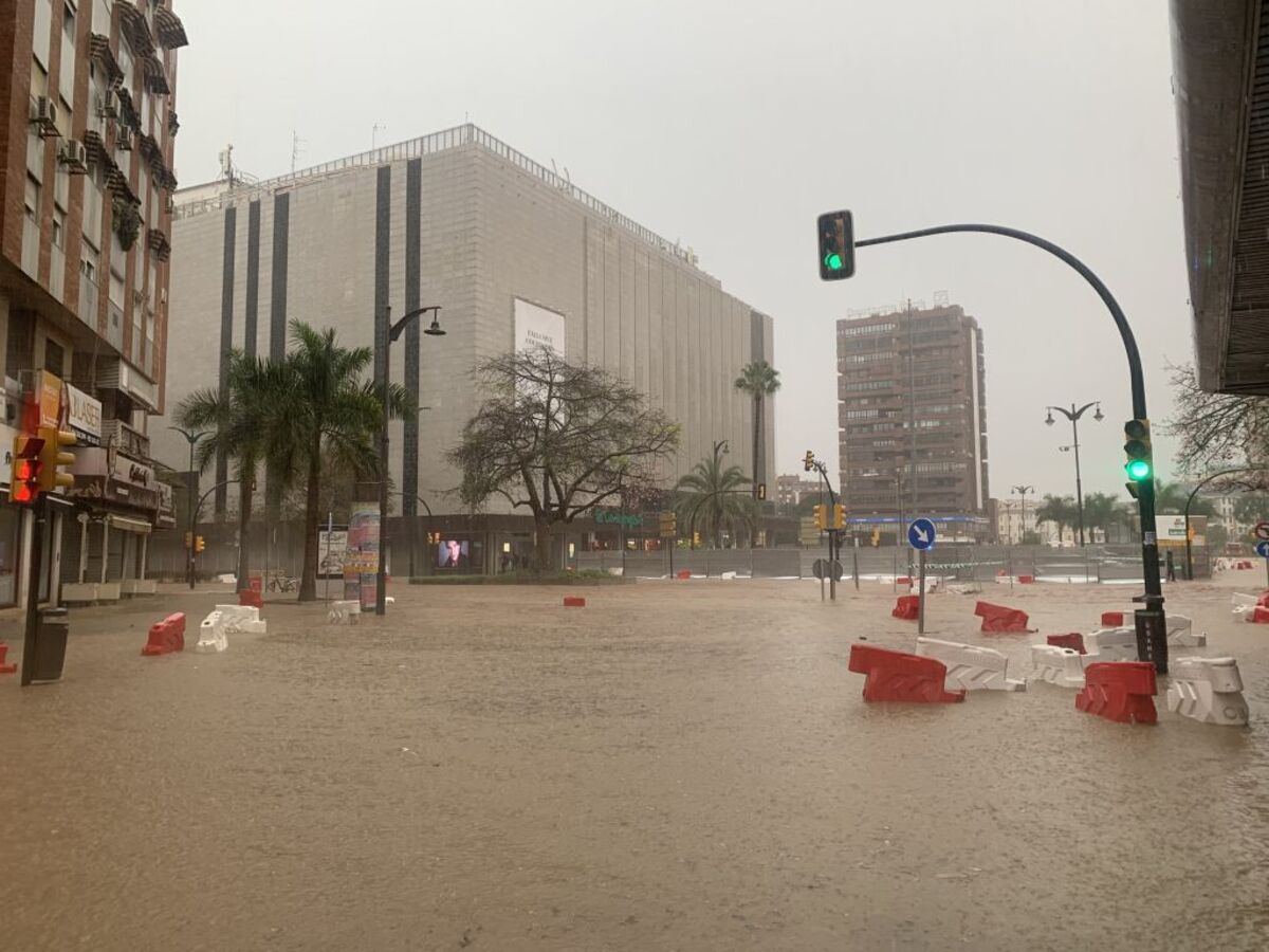 Las trombas de agua y granizo inundan algunas de las principales avenidas de Málaga  / MONTSERRAT MARTÍNEZ