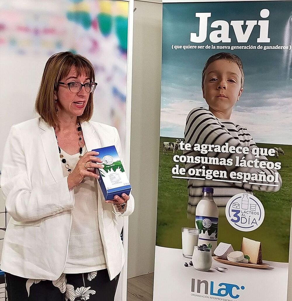 Nuria María Arribas, directora gerente de InLac, junto al cartel de la campaña ‘Te lo agradece’.