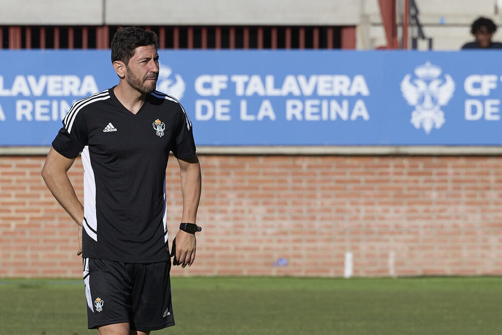 El técnico, Javi Vázquez, durante este primer entrenamiento.