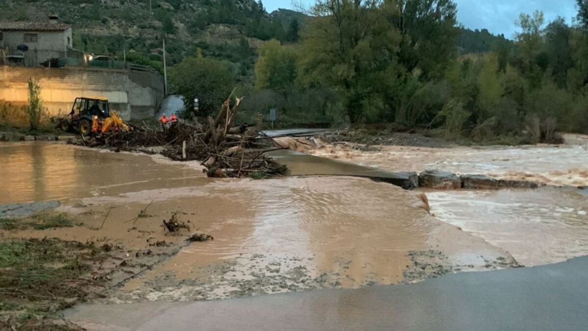 Inundación en la carretera entre Odón y Blancas, en Teruel.  / 112 ARAGÓN