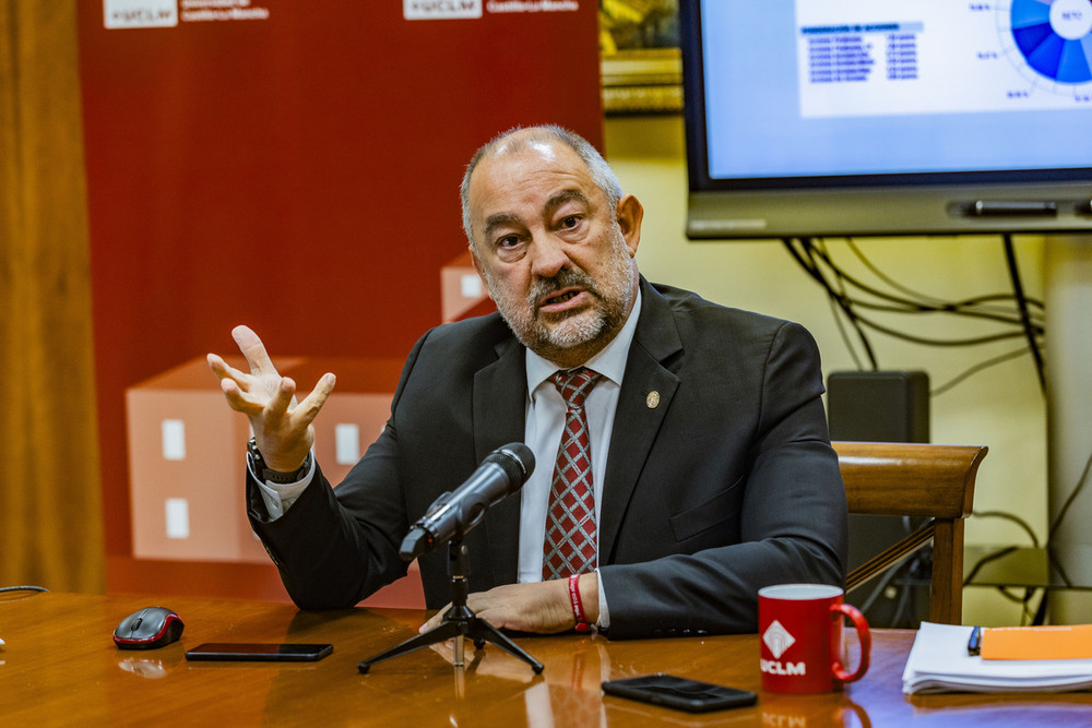 Garde señala la caída de natalidad como gran reto de la UCLM