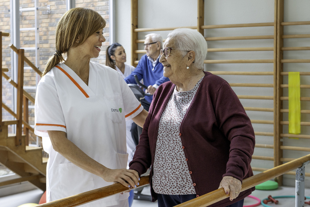 La empatía y cercanía de los profesionales hacia las personas residentes es una máxima de la compañía. 