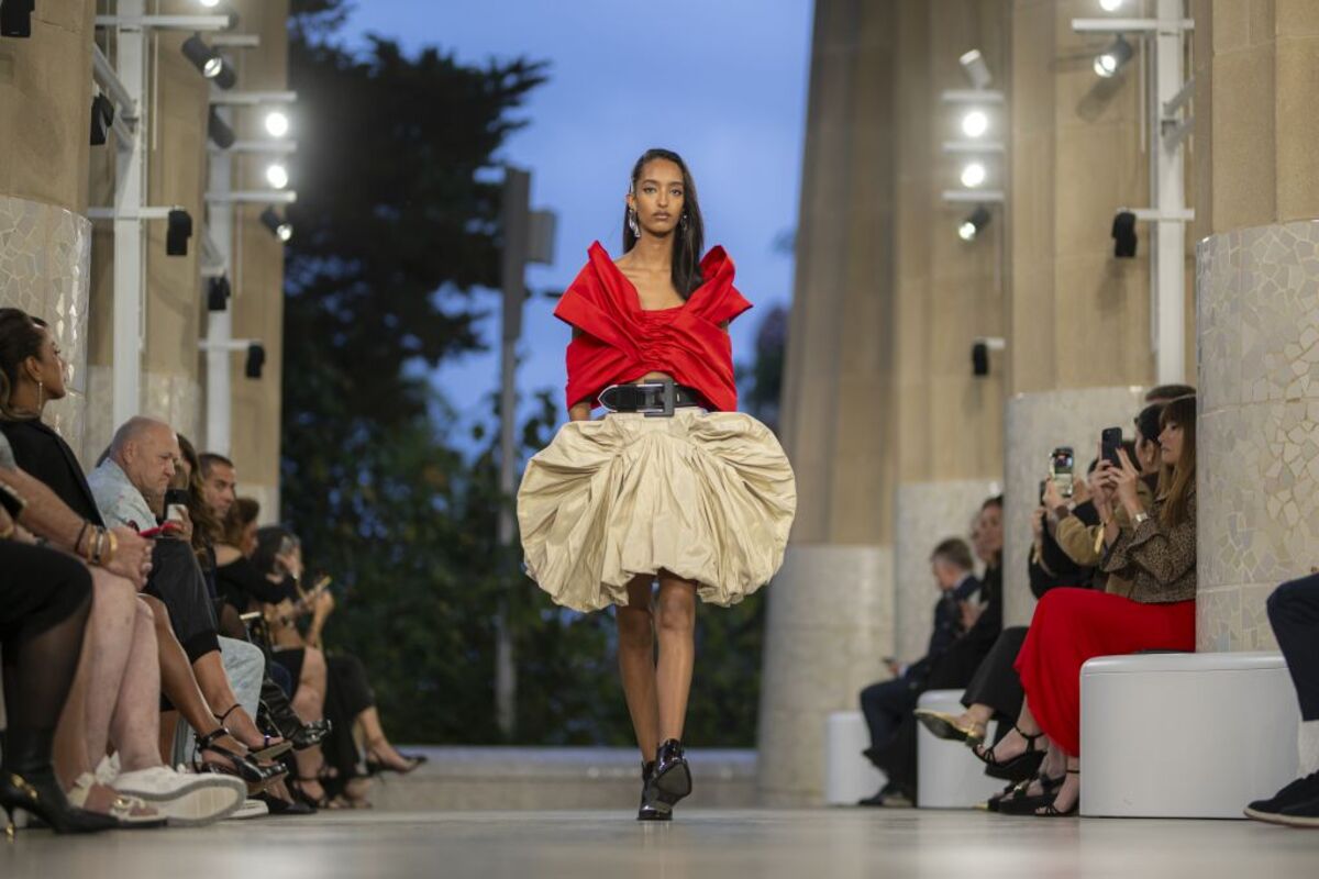 El Park Güell de Barcelona acoge hoy el desfile de la colección Crucero 2025 de Louis Vuitton,  / LORENA SOPÊNA