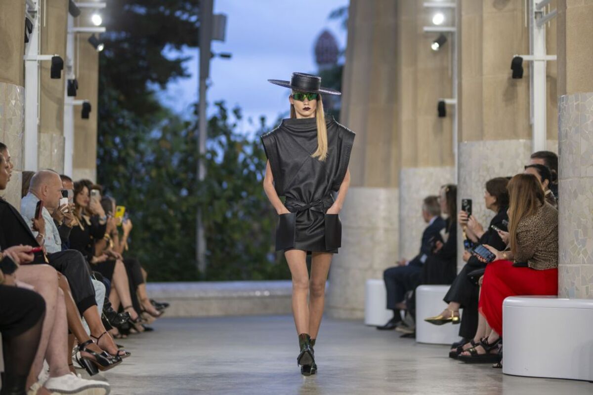 Una modelo desfila durante un desfile de Louis Vuitton en el Park Güell, a 24 de mayo de 2024, en Barcelona, Catalunya (España).  / LORENA SOPENA / EUROPA PRESS