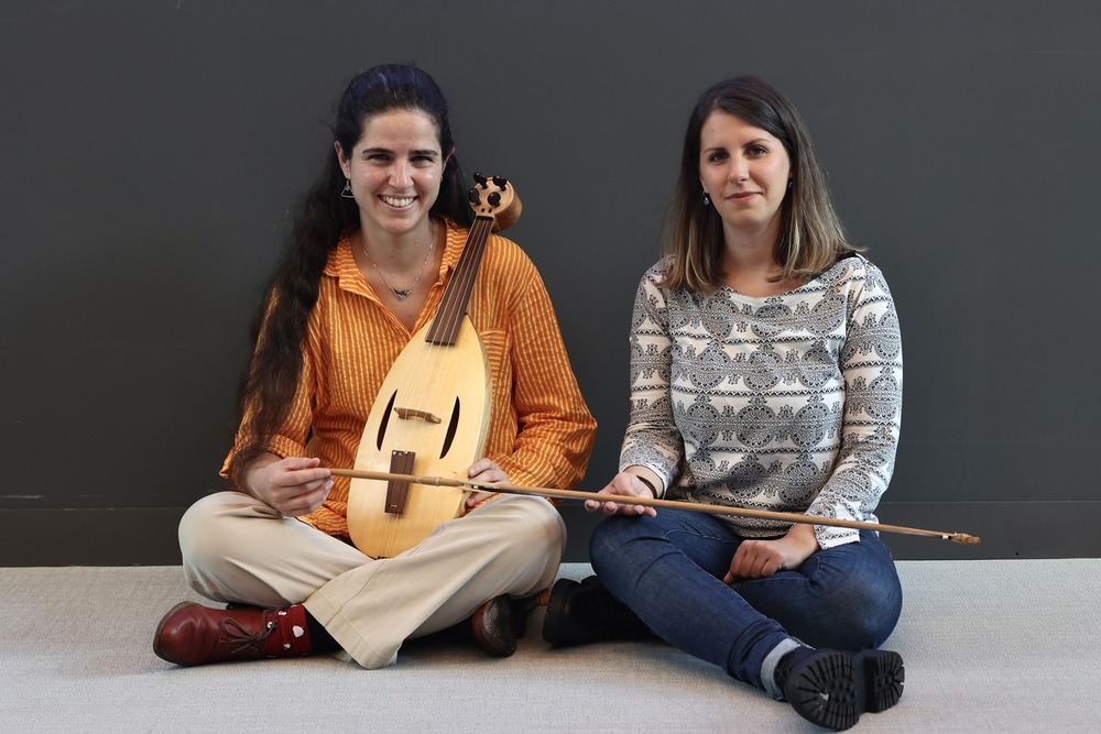 Livia Camprubí y Ana Ruiz, junto a la viola oval.