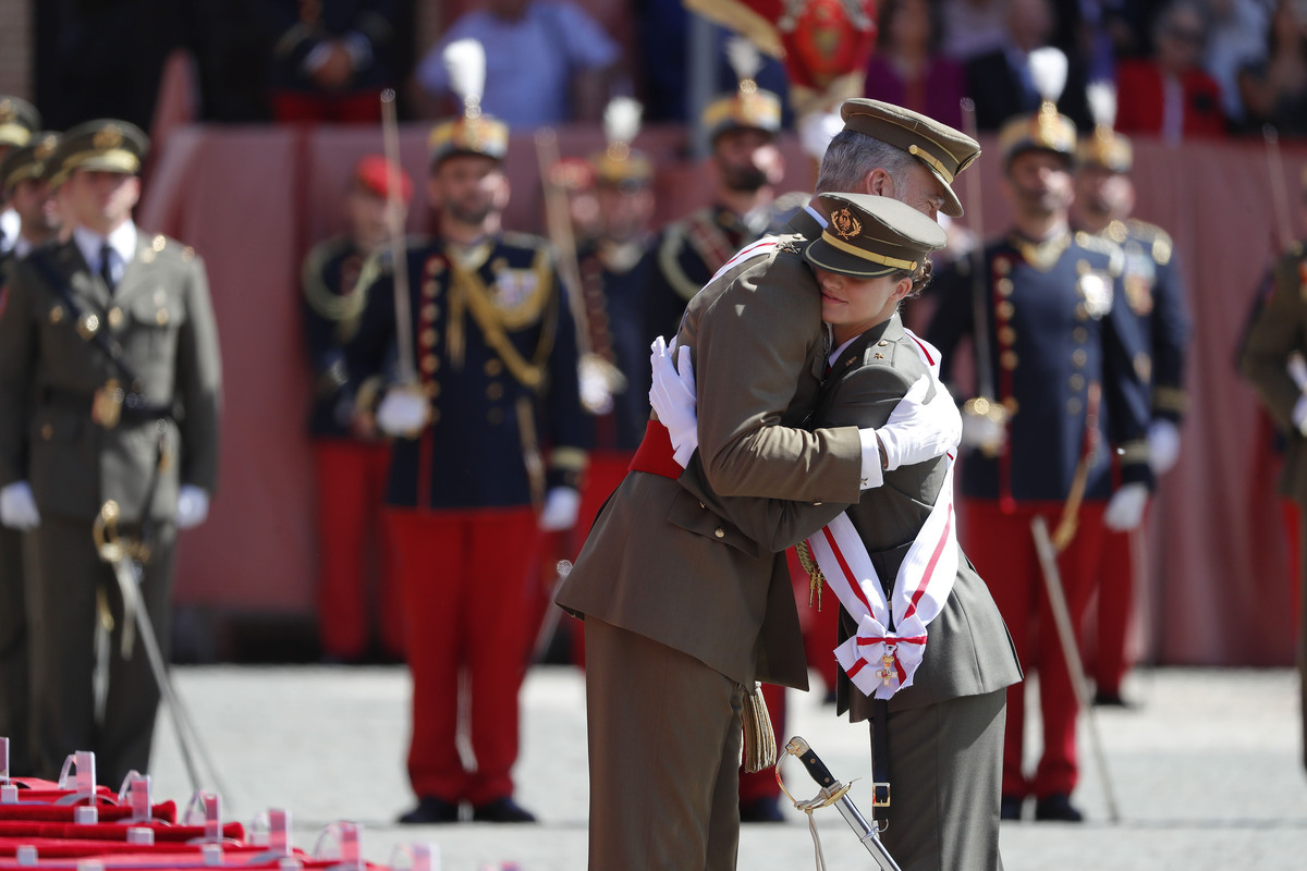 Leonor de Borbón recibe de manos del rey su despacho de alférez tras un año en Zaragoza  / JAVIER CEBOLLADA