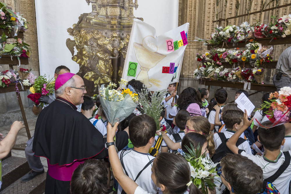 El arzobispo de Toledo junto a un grupo de alumnos que participaron de la tradicional víspera del Corpus Christi.