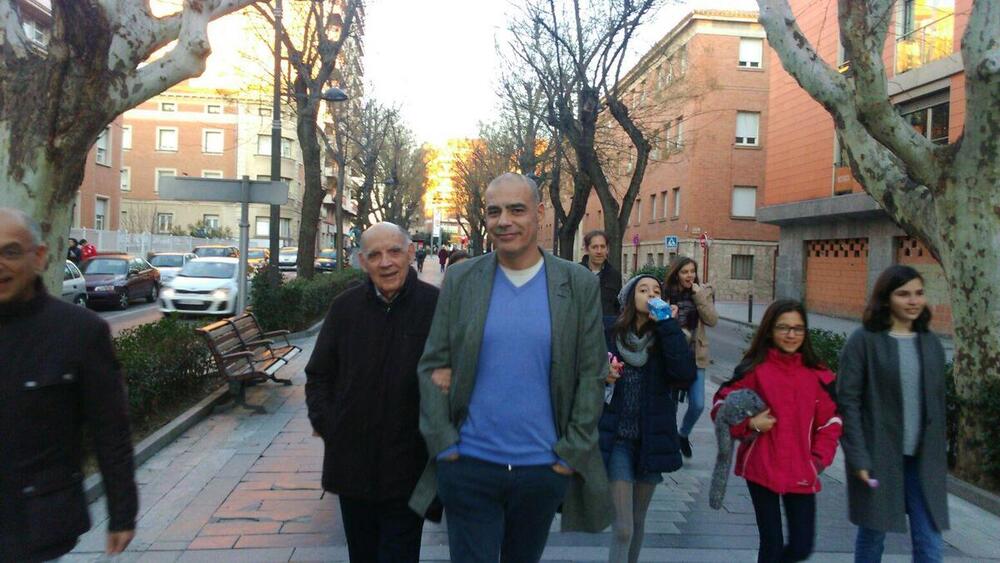 Nacho Abad, paseando junto a su padre, Victorino de Vicente, por el Paseo Dr. Fernández Iparraguirre de Guadalajara.