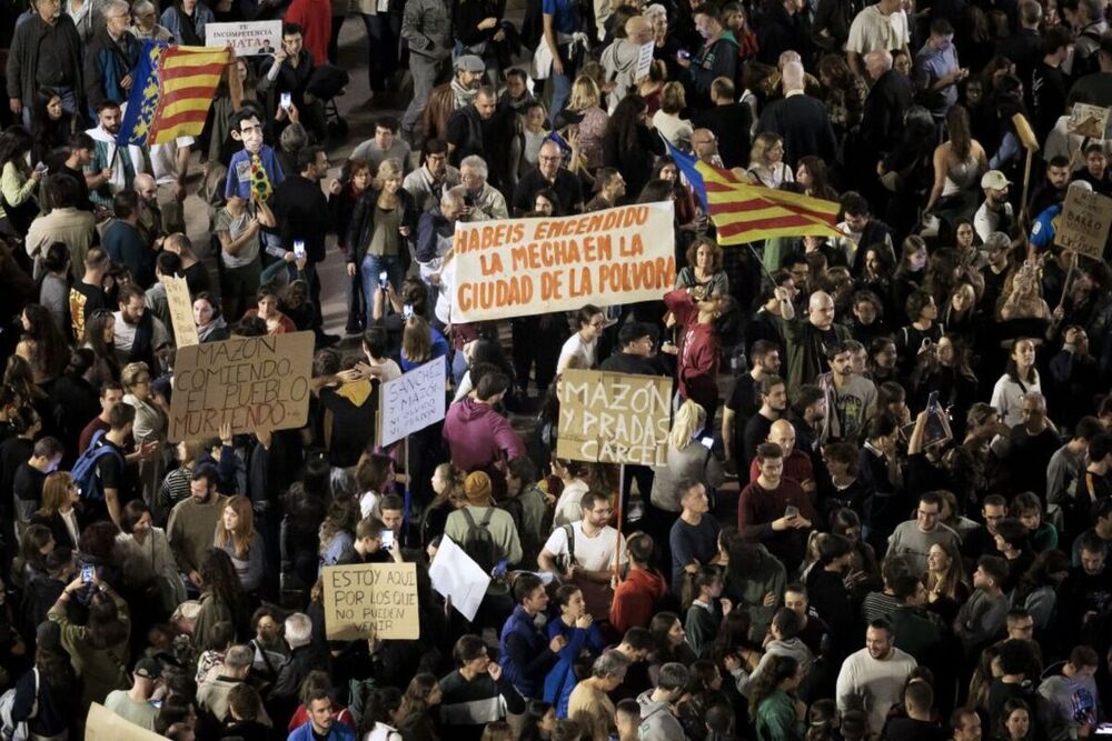 Una marea humana pide en València la dimisión de Mazón