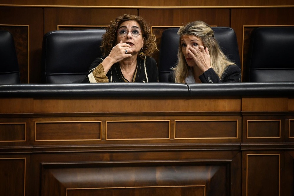 La vicepresidenta primera y ministra de Hacienda, María Jesús Montero, y la vicepresidenta segunda y ministra de Trabajo y Economía Social, Yolanda Díaz, durante un pleno en el Congreso