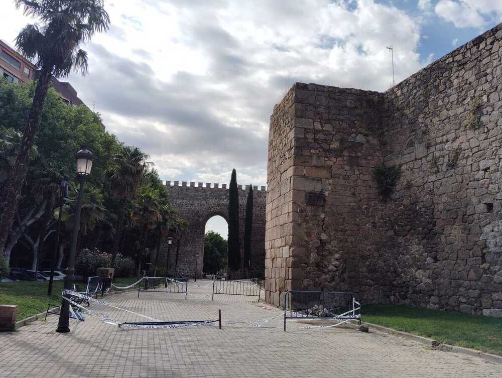 Acordonan un tramo de muralla tras un desprendimiento